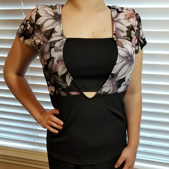 ❤❤SALE❤❤ Floral Blouse - Picture 3 of 6